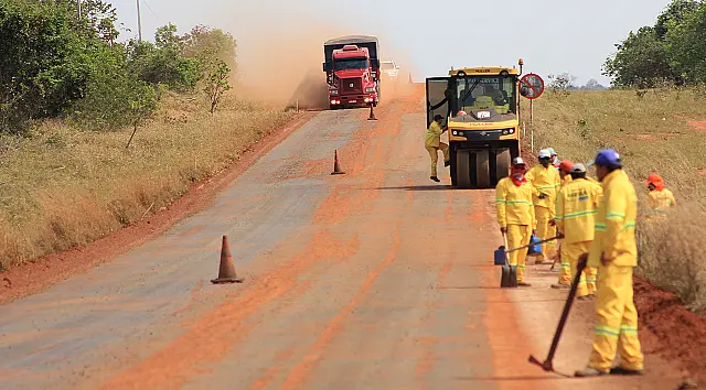 Governo do Estado recupera 5 mil km de estradas e garante logística para escoar a safra de soja