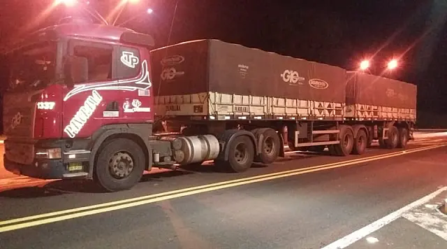 PRF prende motorista de caminhão bitrem que dirigia bêbado em Terenos