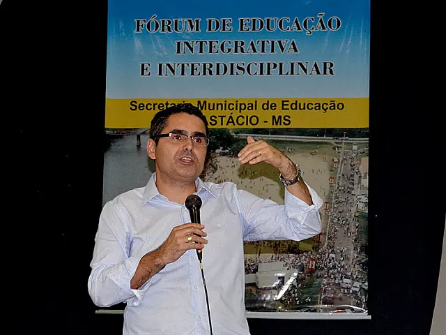 Deputado Herculano palestra sobre recreação infantil durante Fórum de Educação