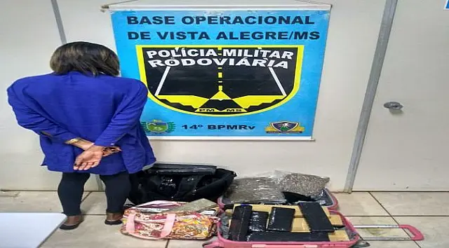 PMR prende mulher levando maconha e skank dentro de ônibus