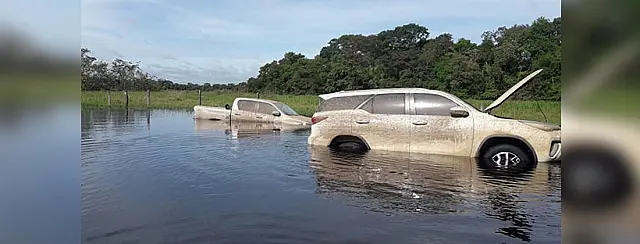 Polícia recupera duas caminhonetes roubadas abandonadas no Pantanal em Aquidauana