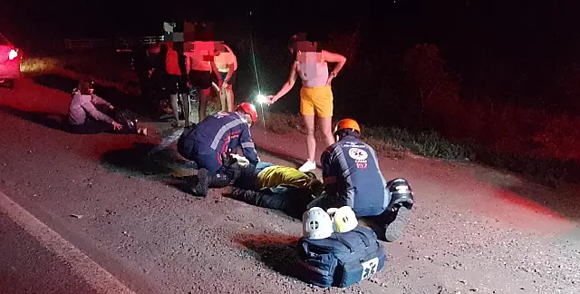 Casal fica ferido após sofrer queda de moto na BR-262