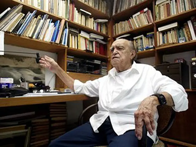 Niemeyer tem piora e respira com aparelhos