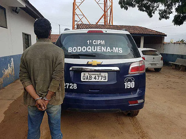 Idoso bêbado bate carro em barra de ferro, faz manobras radicais e acaba preso em Bodoquena