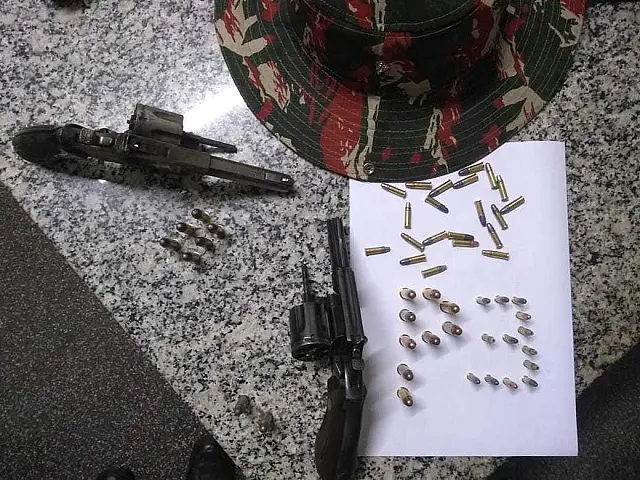 Dois caçadores são presos com armas e dezenas de munições