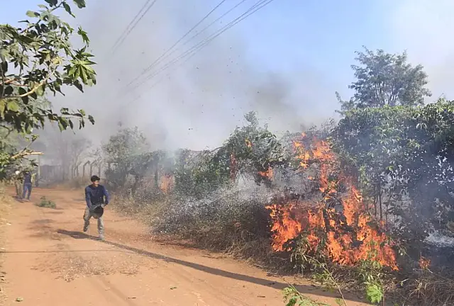 Bebês e idosa são socorridos por inalarem fumaça de incêndio