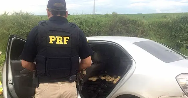 PRF apreende 623 kg de maconha e munições após tentativa de fuga