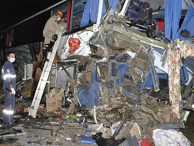 Acidente envolvendo caminhão e ônibus deixa cinco mortos e 17 feridos