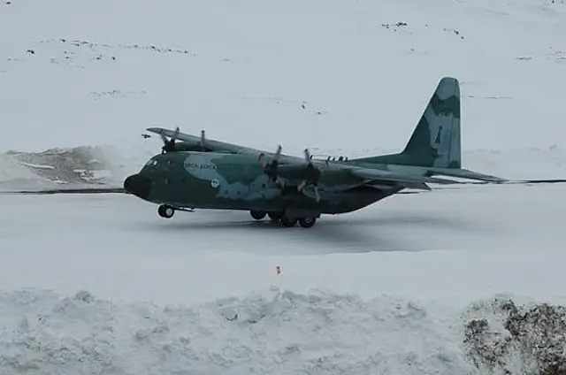 Chega ao Rio avião da FAB com corpos de militares mortos em incêndio na Antártica