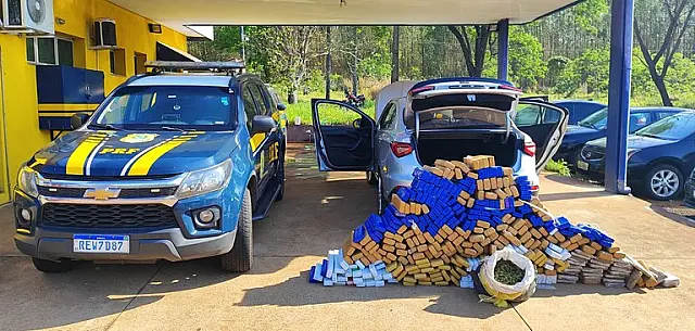 PRF apreende 343 kg de drogas em carro clonado na BR-262