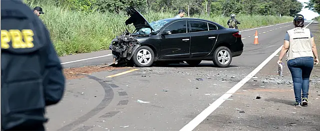 Acidente entre dois carros mata duas pessoas e fere quatro na BR-262