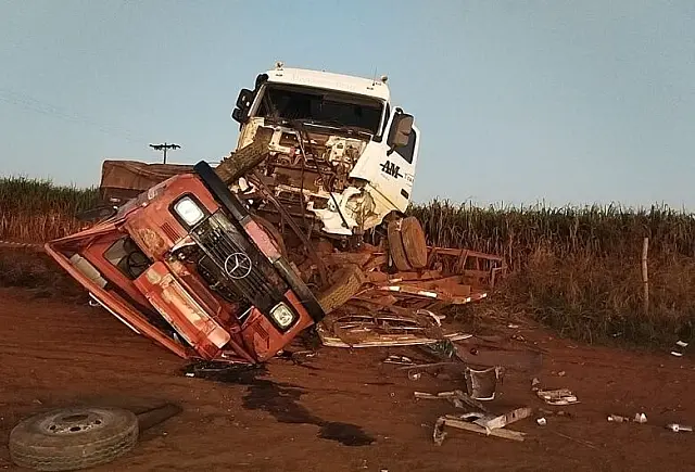 Colisão entre caminhões mata idoso em estrada de MS