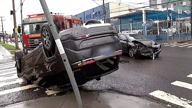 Colisão entre três veículos termina em capotamento
