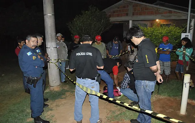 Jovem que teria caso com mulher casada é executado em frente de casa com quatro tiros