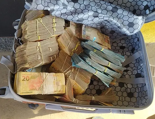 Casal é flagrado com R$ 160 mil em espécie e não consegue explicar origem do dinheiro
