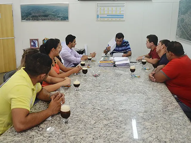 Acadêmicos da AUA entregam prestação de contas ao gerente Odilon Ribeiro