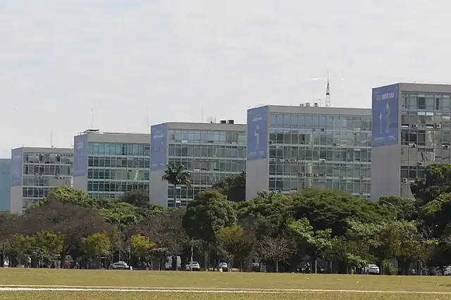 Confira o calendário de feriados e pontos facultativos em 2025