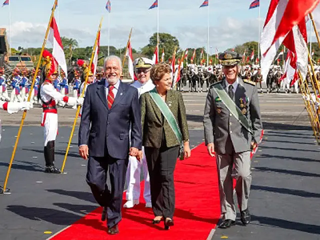 Dilma tira poderes de comandantes militares
