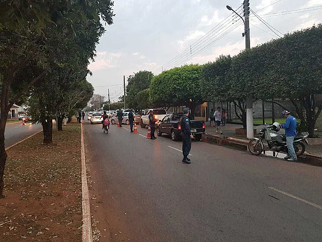 Parceiros, PM e Detran realizaram blitz de trânsito em Jardim