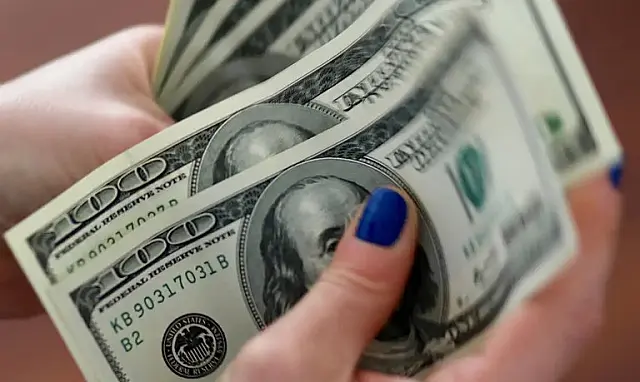 Dólar fecha abaixo de R$ 4,90 pela primeira vez em 28 meses
