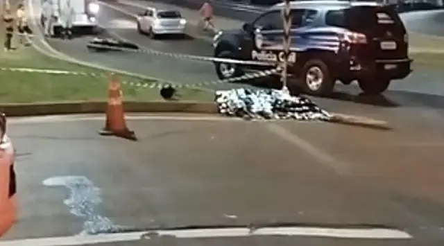 Motociclista morre ao bater em rotatória
