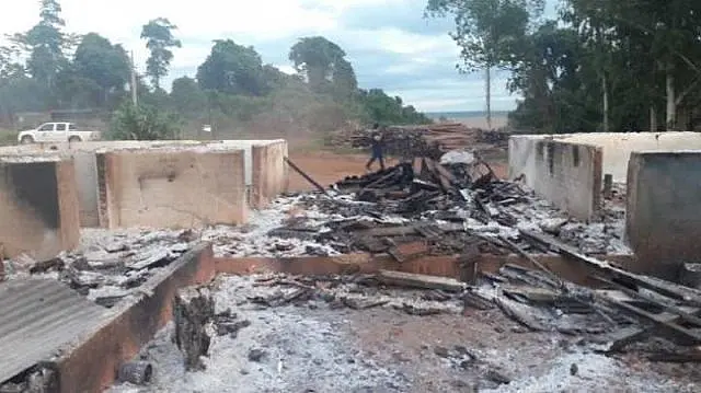 Grupo terrorista paraguaio invade fazenda, mata guarda e queima carros