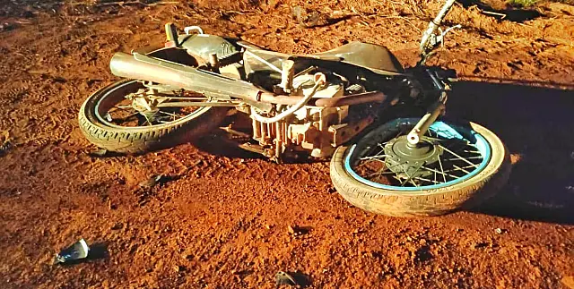 Jovem morre na hora ao bater de frente em trator na estrada do Pulador