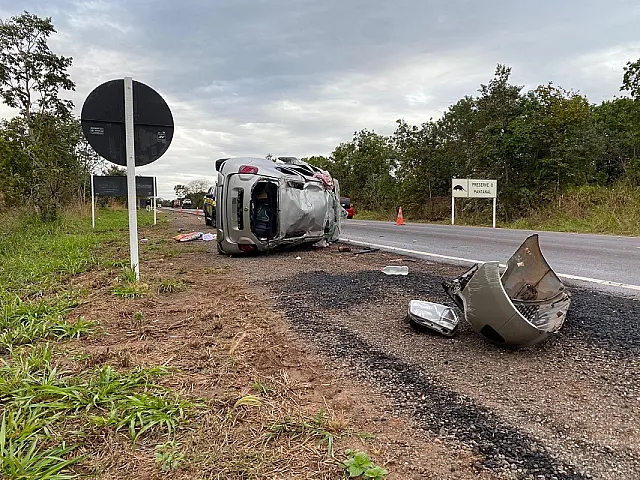 Capotamento na BR-262 mata motorista e deixa criança em estado grave