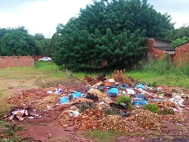 Após denúncia, amontoado de lixo é retirado de terreno no Centro de Anastácio