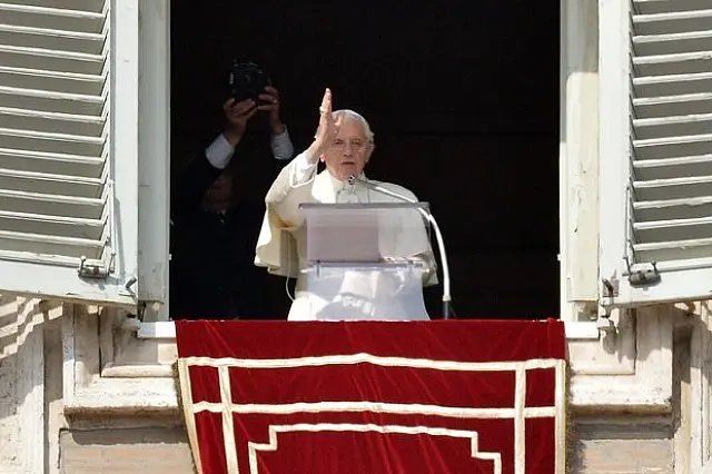 No último Ângelus, Papa diz que não abandonará Igreja