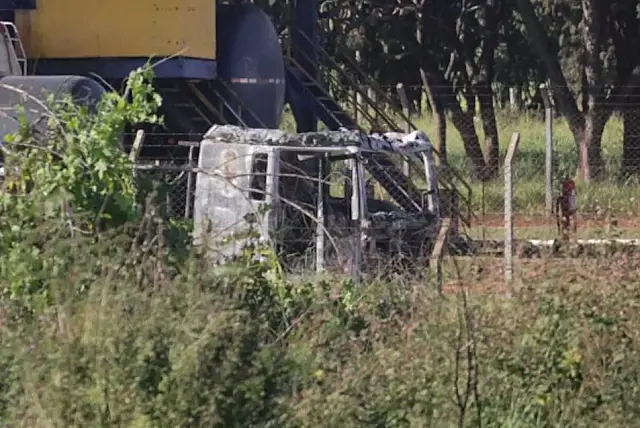 Carreta abastecida com 45 mil litros de gasolina pega fogo na BR-163