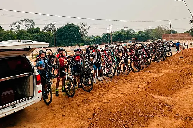 Ciclistas seguem cortejo em homenagem a Mazola, morto em acidente na BR-419