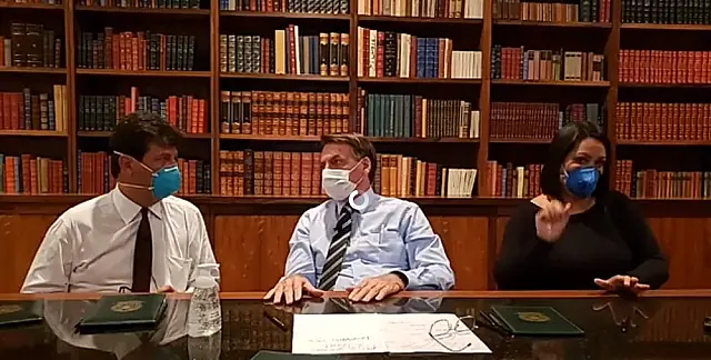 Coronavírus: Bolsonaro e ministro usam máscara em transmissão ao vivo por rede social