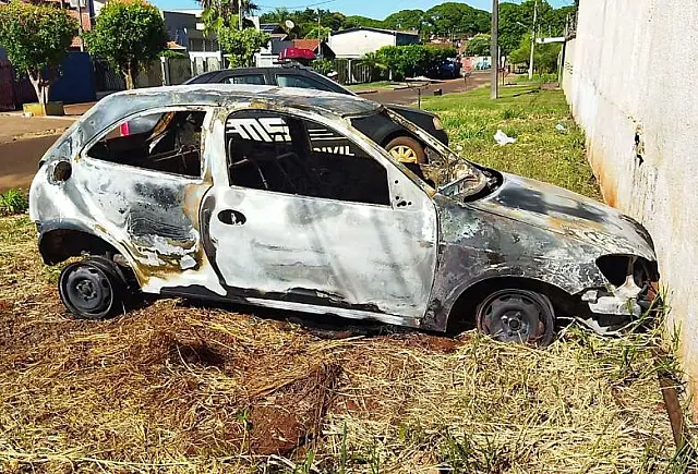 Grupo rende homem e garota de programa, roubam e queimam carro em Dourados
