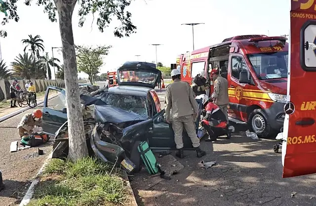 Carro bate em árvore e duas pessoas ficam feridas