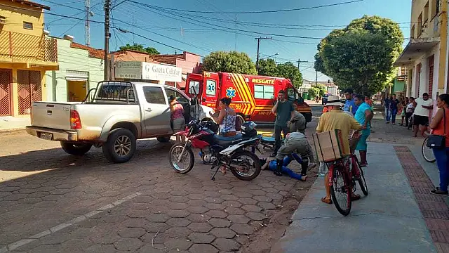 Motociclista tenta ultrapassagem e colide em traseira de Hilux