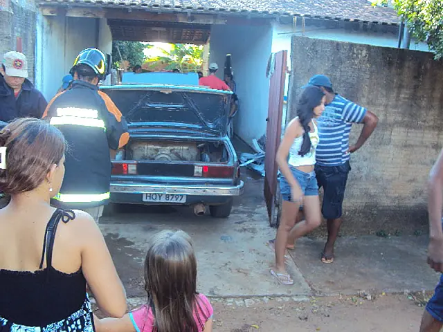 Carro pega fogo e assusta moradores em Anastácio