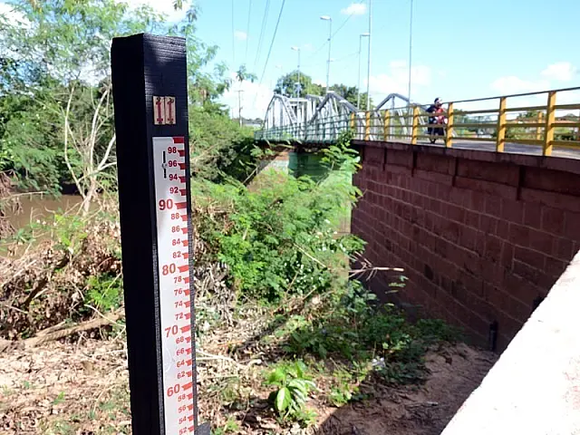 Agência instala nova régua para aferição do nível do rio Aquidauana, na ponte velha