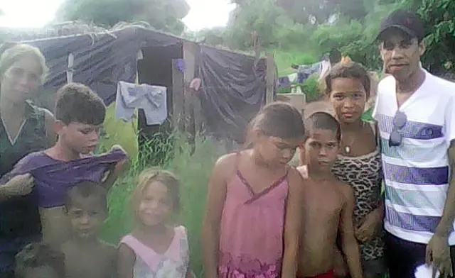 Amigos fazem ação solidária e distribuem alimentos para famílias carentes da região
