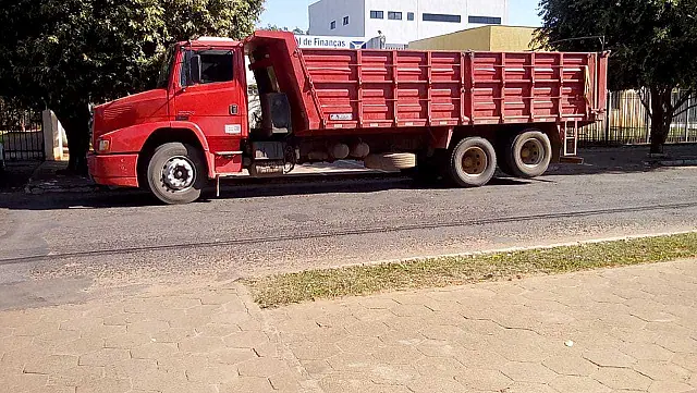 Após manobra brusca, homem é autuado por entregar caminhão a pessoa sem CNH