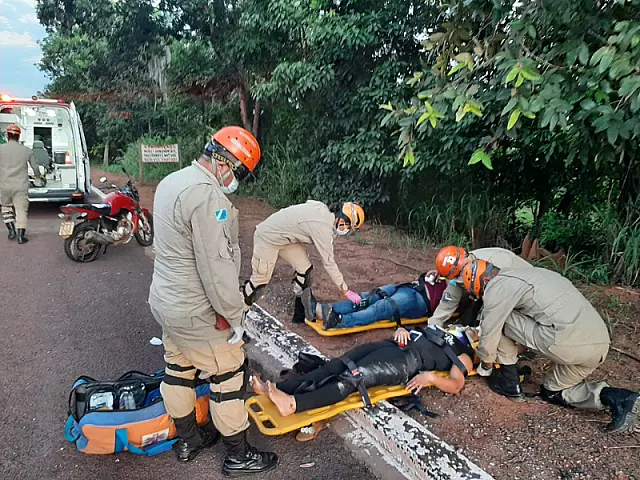 Moto cai e deixa dois feridos na BR-262