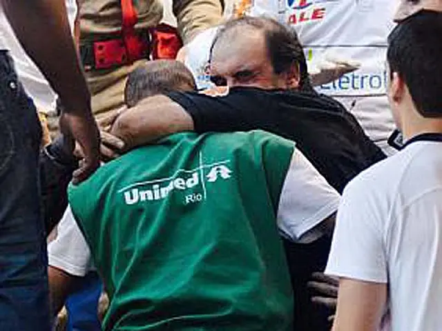 Cirurgia de técnico do Vasco é bem-sucedida