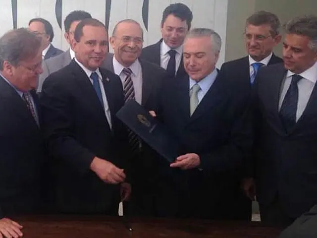 Michel Temer é notificado e assume Presidência