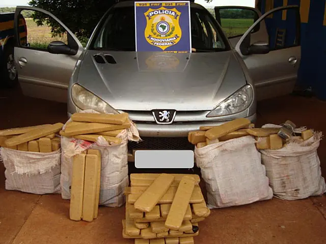 PRF apreende carro com 193,5 quilos de maconha