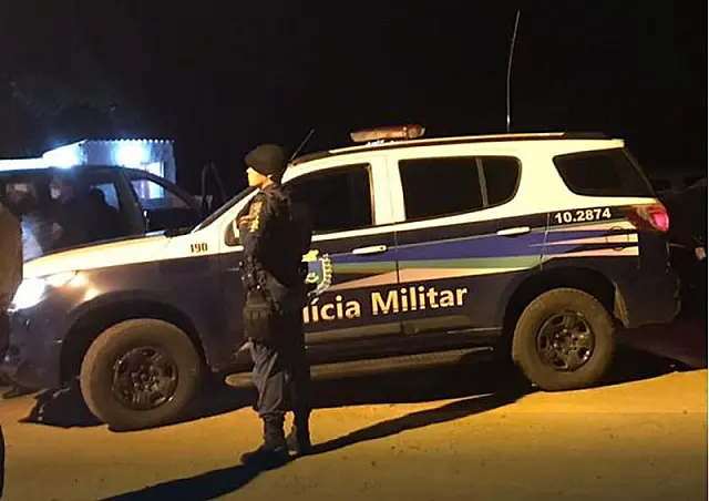 Irmãos são esfaqueados durante briga em conveniência