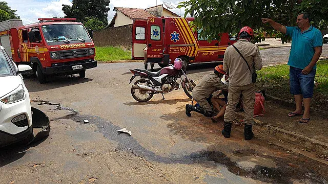 Mulher tem ferimentos leves em acidente entre carro e moto no Cidade Nova
