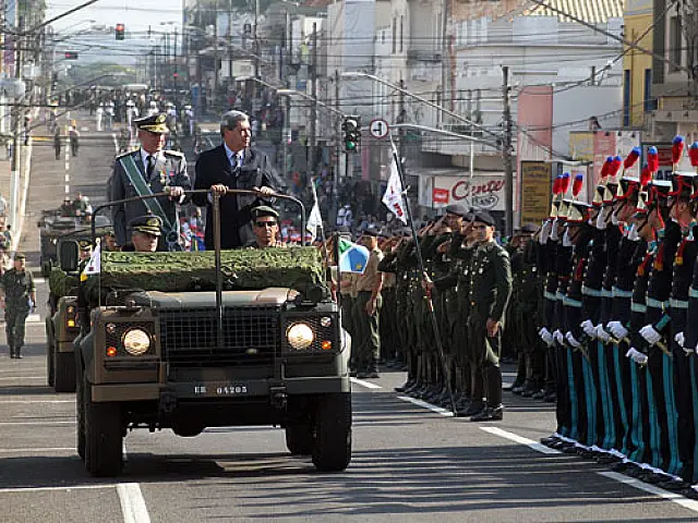 André destaca a importância da democracia durante desfile da Independência