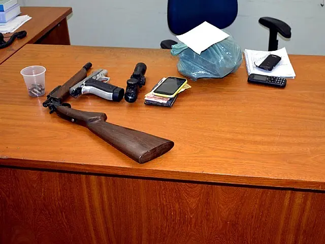 Após monitoramento, casal é preso com droga e armas escondidas em casa