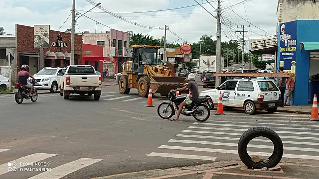 Caminhão bitrem teria sido o responsável por semáforo destruído no centro de Aquidauana