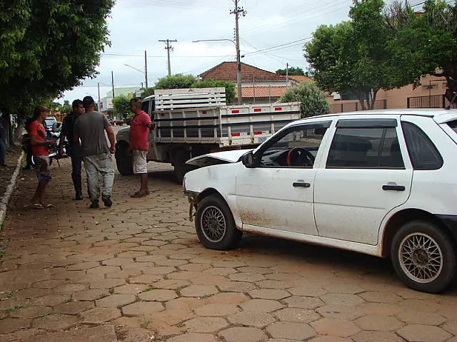 Carro e caminhonete colidem no Centro de Aquidauana